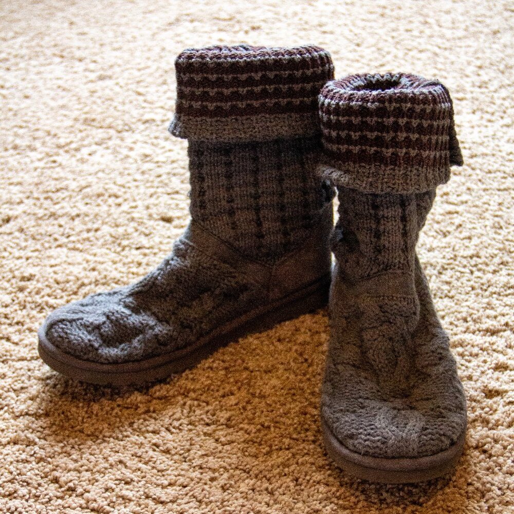 UGG Gray Cable Knit Wooden Button Sweater Boots! Size 10